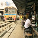 【カオムーデーン】列車が横を走る！？タイ国鉄駅構内の老舗屋台