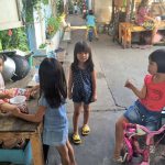 バンコク港町クロントーイのスラム街で子供達と戯れる