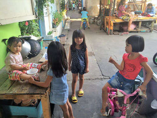 バンコク港町クロントーイのスラム街で子供達と戯れる バンコク日本人宿その名もｊｐ