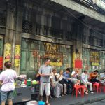バンコク中華街・ヤワラーで横並びに座って食べる青空タイカレー屋台